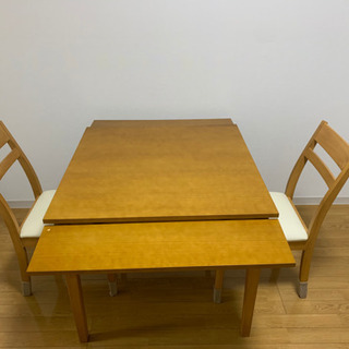 ダイニングテーブルと2つの椅子セット