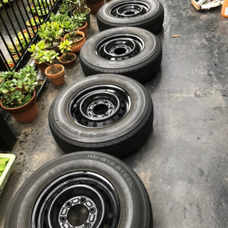 ハイエース純正タイヤ　4本