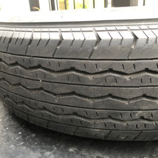 ハイエース純正タイヤ　4本