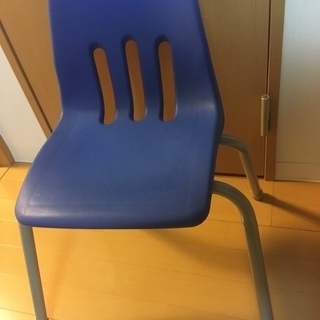 赤と青の椅子2脚セット無料で差し上げます。