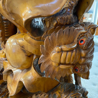 木製の鷲、龍、虎のオブジェ