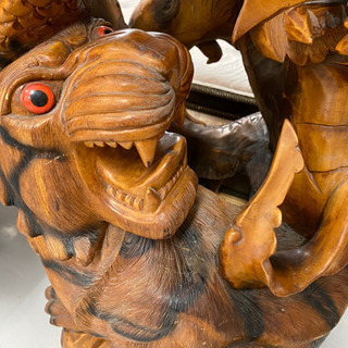 木製の鷲、龍、虎のオブジェ