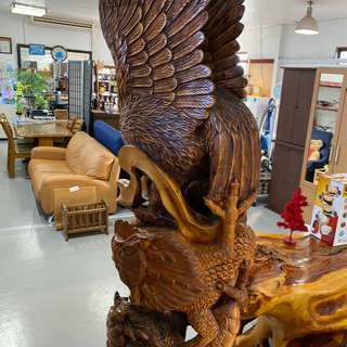 木製の鷲、龍、虎のオブジェ