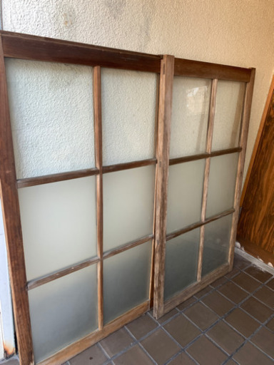 ガラスのレトロな古い木枠引き戸 建具 窓ガラス戸 店舗什器 
