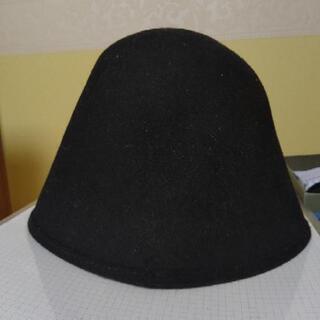 黒の帽子