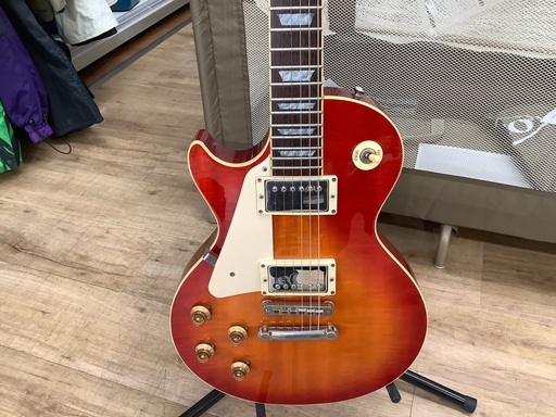 83年8月に購入したBurnyのエクスプローラ Burnyのレフティモデルのギター