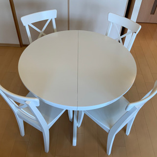 IKEAダイニングセット定価72950円　椅子4脚と伸長式丸テー...