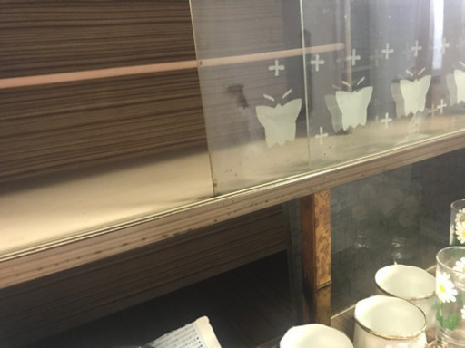 レトロ食器棚可愛いガラス柄ちょうちょ あずさ 竹ノ塚の家具の中古あげます 譲ります ジモティーで不用品の処分 レトロ食器棚可愛いガラス柄ちょうちょ あずさ 竹ノ塚の家具の中古あげます 譲ります ジモティーで不用品の処分