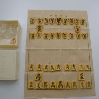 将棋の駒と紙の盤