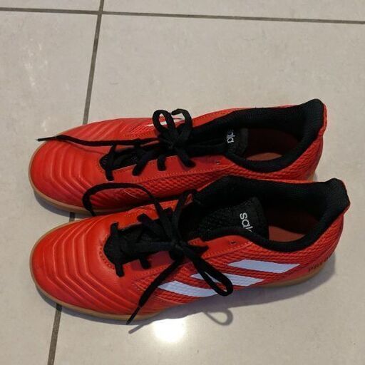値下げ アディダスジュニアフットサルシューズ かな 二十四軒の靴 スニーカー の中古あげます 譲ります ジモティーで不用品の処分
