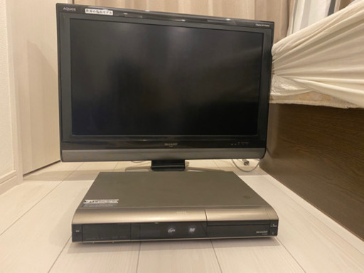 AQUOS 32インチテレビ　＋　SHARP DVD BDレコーダー