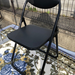 パイプ椅子黒比較的綺麗です200円で