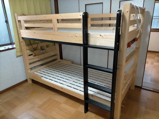 組み立て式木製の二段ベッド。　使用感はあまりなくかなりキレイです。15000円。お気軽にご連絡ください。現在在庫２つあり。