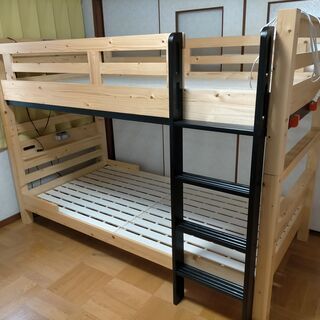 組み立て式木製の二段ベッド。　使用感はあまりなくかなりキレイです...