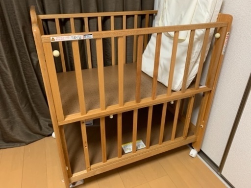ベビーベッド　カトージ　ハイタイプ　木目