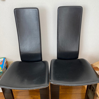 黒の皮製椅子。二脚あります。