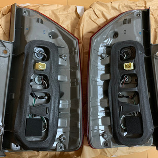 TOYOTA ノア 70系 純正テールランプ