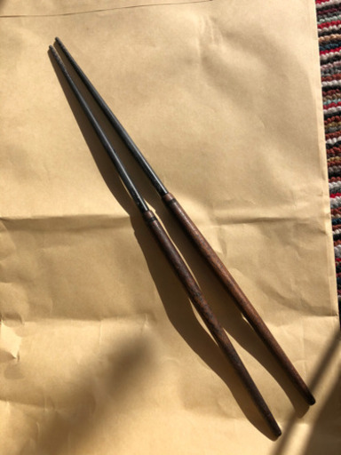 Amazon｜火鉢 セット 5点セット（火鉢本体・五徳・火箸・焼杉台・灰1kg） 陶器 黒 おしゃれ カッコいい 手あぶり 灰1kg付き 信楽焼き  10号火鉢 (砂雪)｜インテリア オンライン通販