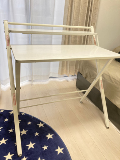 【～1/11まで値下げ】〈美品〉折りたたみテーブル事務、作業机 (棚あり-ホワイト）