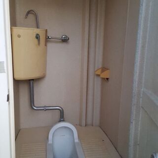 物置小屋(もとは仮設トイレ)、雨には濡れない個室空間。
