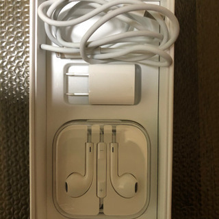 【取引中】【新品未使用】iPhone充電ケーブルとイヤホン