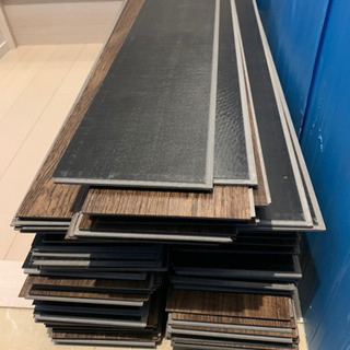  【お引き取り確定しました】フロアタイル フローリング材　 110枚セット（約7～8帖分）＋2枚おまけ　置くだけ　はめ込み　接着剤不要 木目調 