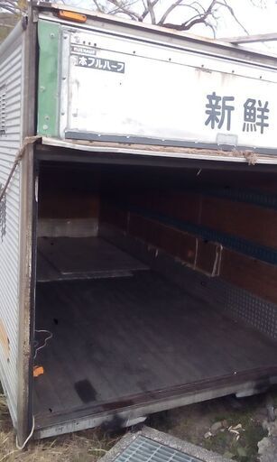 5トン車アルミバン5メートル箱5万円売り後ろゲート無しアルミ製通気溝あり