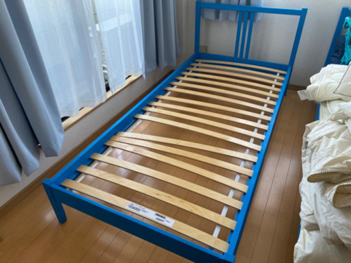 IKEAシングルベッドブルー2台とサイドテーブル