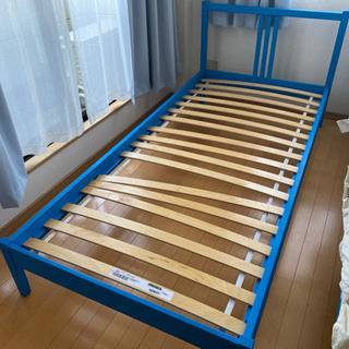 IKEAシングルベッドブルー2台とサイドテーブル