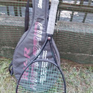 硬式テニスラケットと軟式グローブ