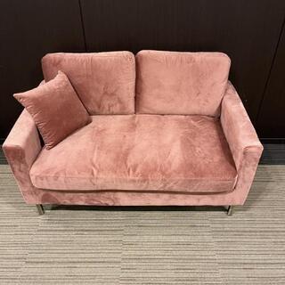 展示品・未使用】2人掛けソファ ピンク ベロア調 真鍮脚 幅128cm 定価
