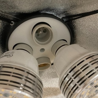 撮影用ライト4つ、物品撮影用スタンド、人物撮影用幕とスタンド