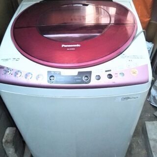 乾燥器と設置台付きの洗濯機