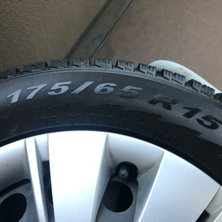 ヴィッツ　純正ホイールキャップ付きスタッドレスタイヤ