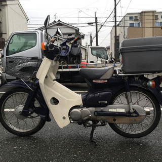カブ用風防、前カゴ、リアボックスの3点セット。これでカブの収納も安心