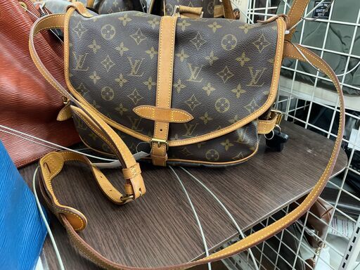 LOUIS VUITTON  ルイヴィトン　ソミュール　M42256　モノグラム　※右上部リベット欠品