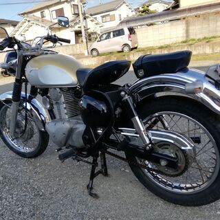 カワサキのエストレヤ250cc レトロな雰囲気なバイクです。