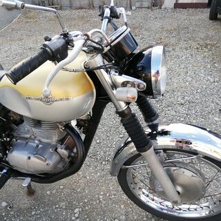 カワサキのエストレヤ250cc レトロな雰囲気なバイクです。