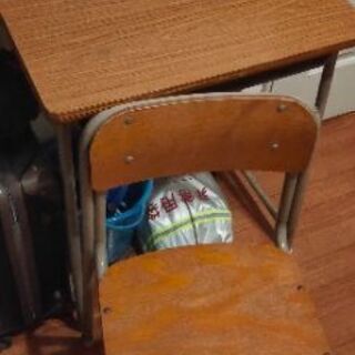 学校の机と椅子