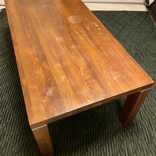 シンプルな木製テーブル