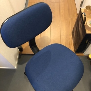 オフィス用椅子 x 2つ