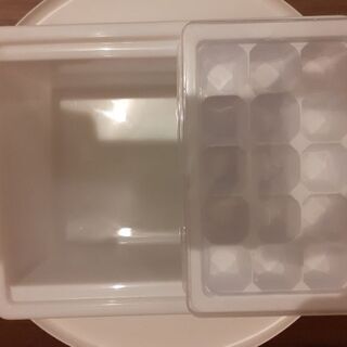新品未使用  蓋付き製氷皿2個+保存容器