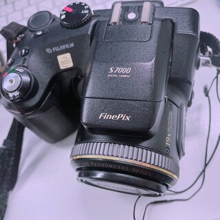 【取引中】デジカメ FinePix S7000 ネオ一眼レフ カメラ