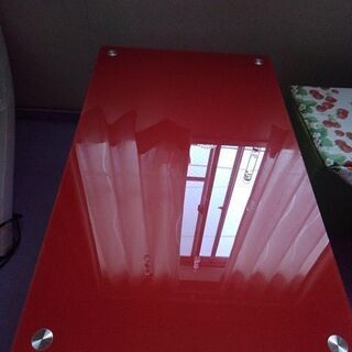 赤い机　ローテーブル　ガラステーブル
