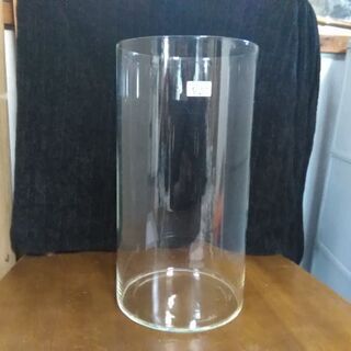 円柱形のガラスの花瓶です。