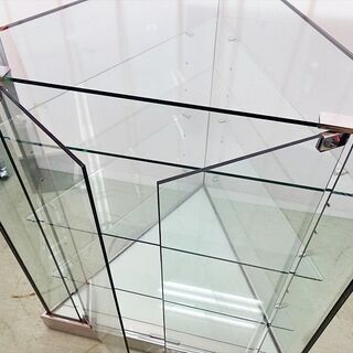 山口)下松市より 3角柱ガラスショーケース BIZGP28H（オフィス家具専門店）