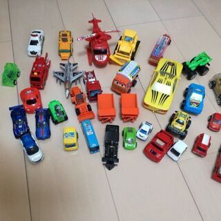 車など色々な乗り物のおもちゃ