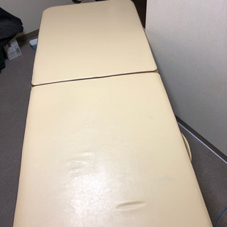 折りたたみ式マッサージベッド クリーム色 折りたたみ式マッサージベッド クリーム色