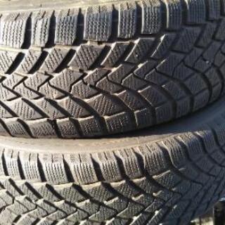 プリウス　スタッドレスタイヤ4本のうち新品二本