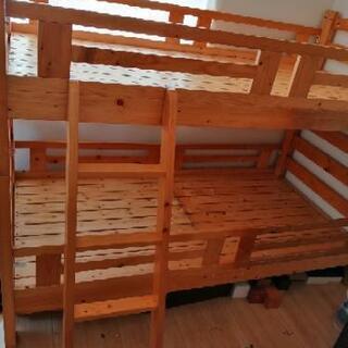 木製の二段ベッド